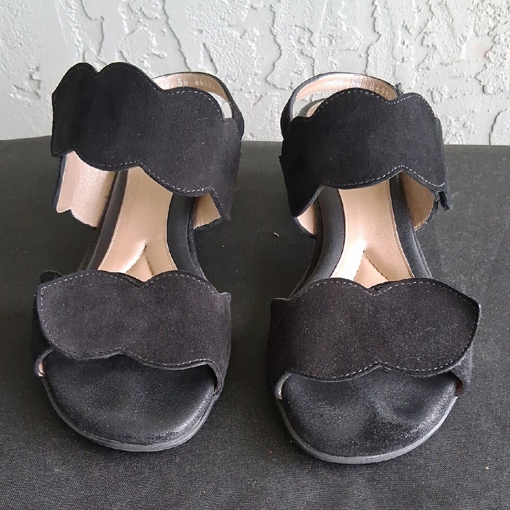 BeautiFeel Black Sandals with Comfort and Style